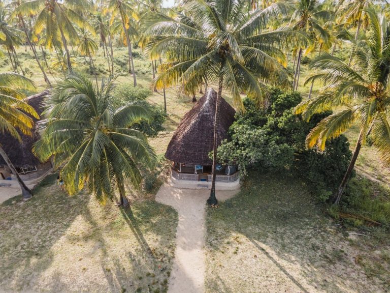 отель Emayani Beach Lodge